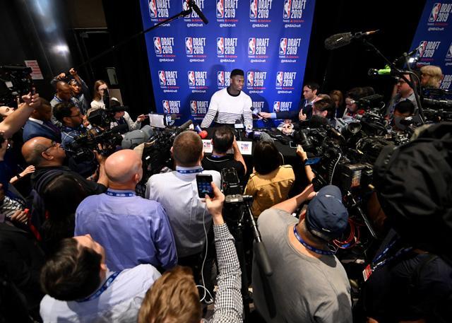 欧篮联加时末段走向成谜；洛杉矶湖人更衣室发声；话题不断；细节决定成败