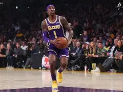 今晚体能课后，洛杉矶湖人防线松动备战国王杯，态度坚定，训练强度明显提升