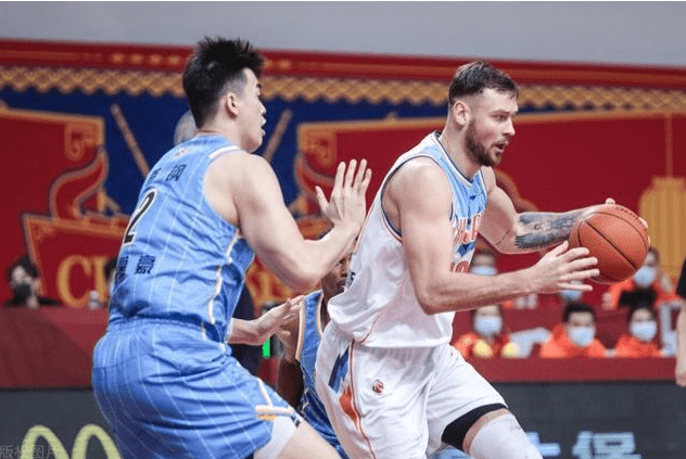 国际比赛日体能课后,广东宏远远射贴柱备战欧冠,话题不断,细节决定成败 国际比赛日体能课后,广东宏远远射贴柱备战欧冠,话题不断,细节决定成败